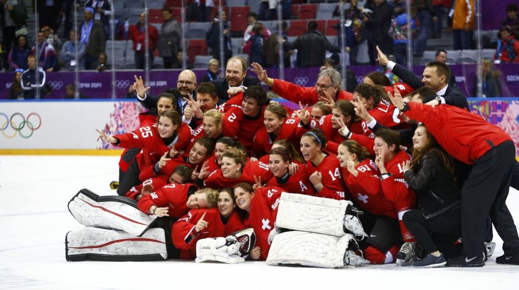 Pregled dneva: Kanadi zlato v kerlingu in ženskem hokeju