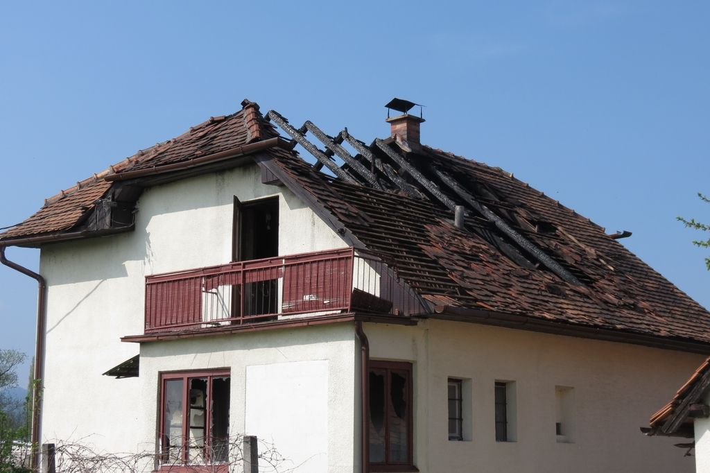 Požig stanovanjske hiše, namenjene Romom