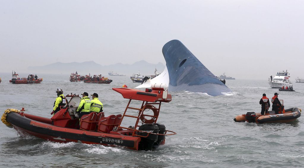 Po nesreči trajekta v Južni Koreji skoraj 300 pogrešanih