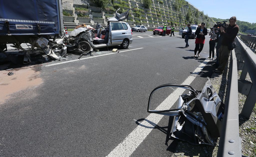 Dva mrtva v prometni nesreči pri Mariboru