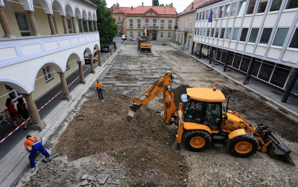 V Mariboru se je vendarle začelo začasno urejanje dveh trgov