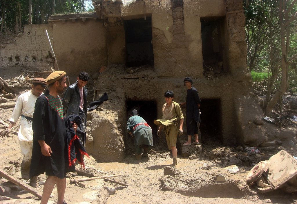 Pomoč do žrtev poplav v Afganistanu prihaja po drobcih