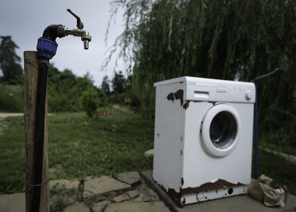 Obeta se največja naložba v romsko naselje