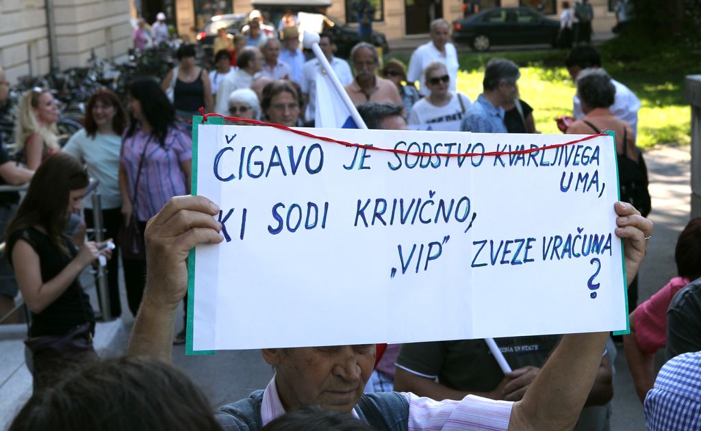 Za Janšo živa veriga okoli sodišča