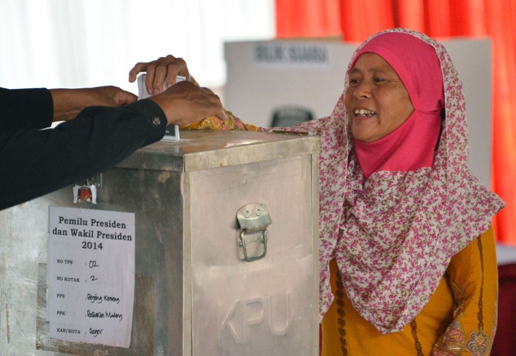 Oba predsedniška kandidata v Indoneziji razglasila zmago