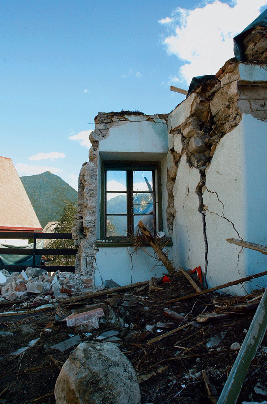 Desetletje ni bilo dovolj za obnovo po posoškem potresu