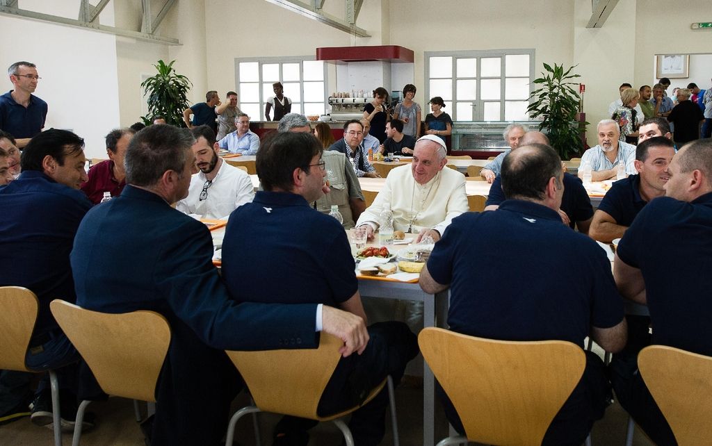 Papež Frančišek je šel tokrat na kosilo v menzo