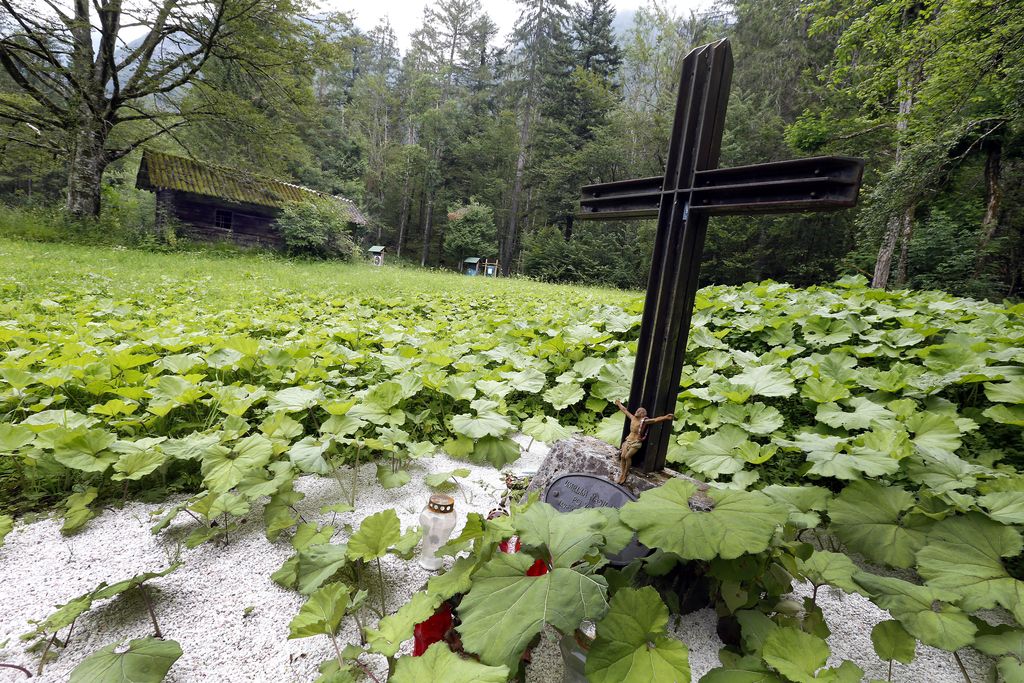 Povojna grobi&scaron;ča &raquo;pozabili&laquo; vpisati v register