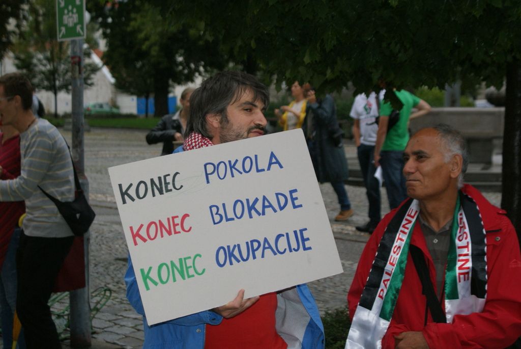 Protest pred tekmo Maribor - Maccabi zoper nasilje v Gazi