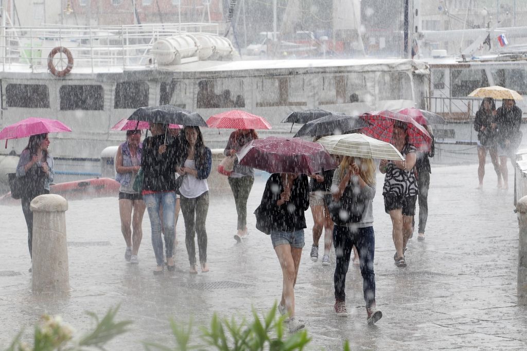 Močni nalivi in sunki vetra zajeli večji del Slovenije