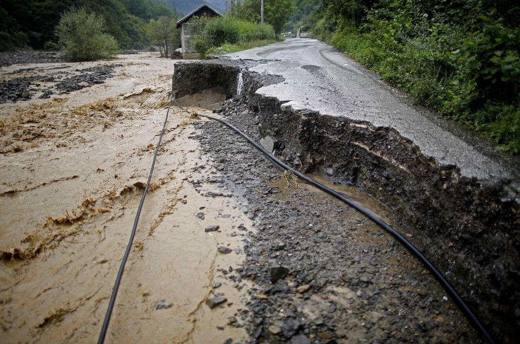 Obilno deževje v BiH povzročilo poplave in sprožilo plazove