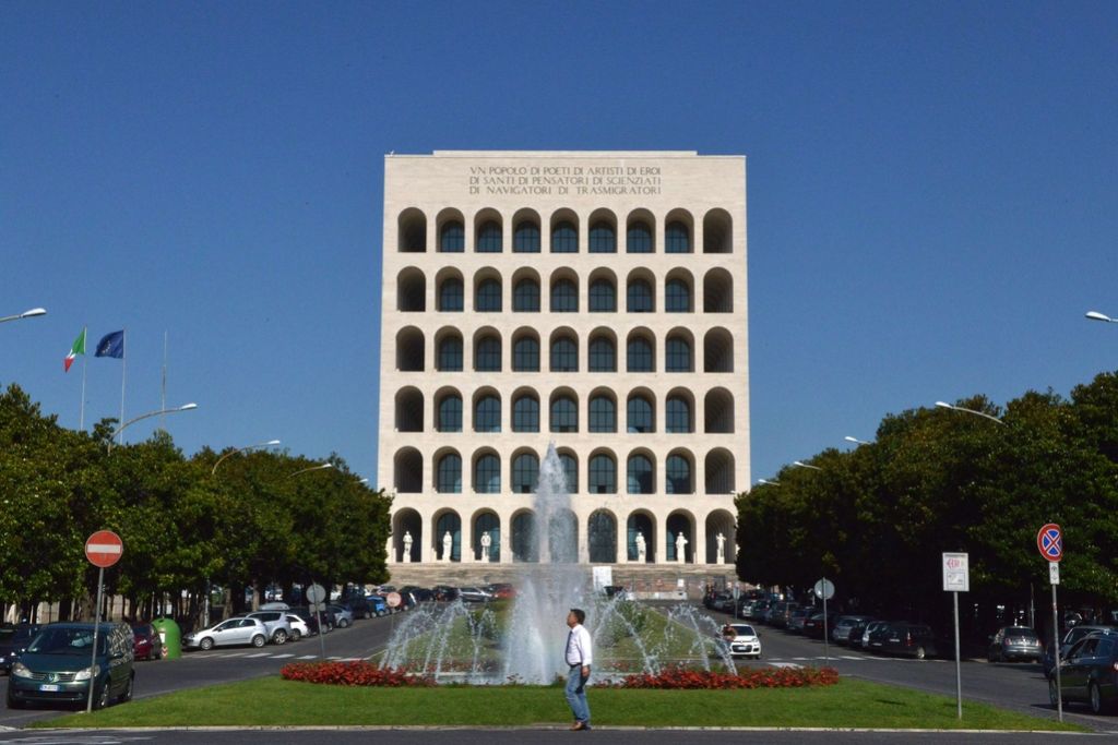 Fendi seli sedež podjetja v fašistično arhitekturno ikono