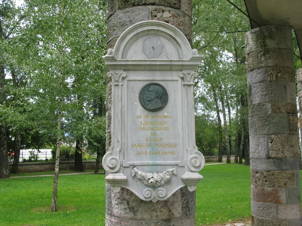 Nagrobnik genialnemu Janezu Puharju v Pre&scaron;ernovem gaju