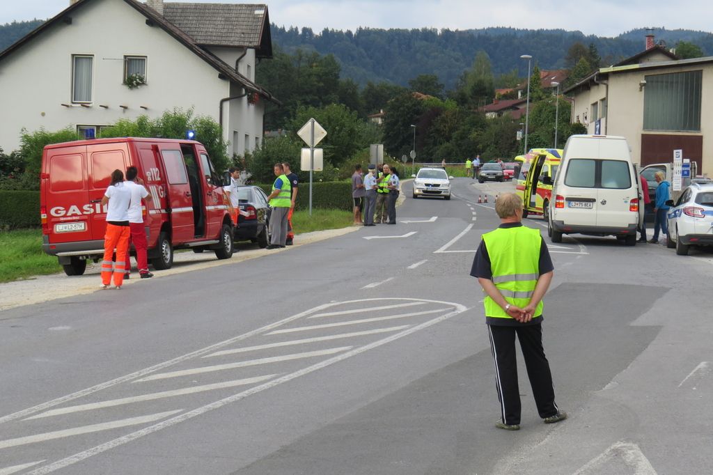 Življenje ustreljenega policista še vedno visi na nitki