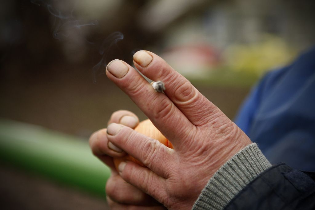 Anketa Dela: Prodajo cigaret še bolj omejiti