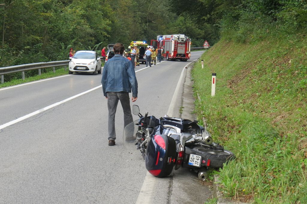 46-letni motorist iz Zasavja v življenjski nevarnosti