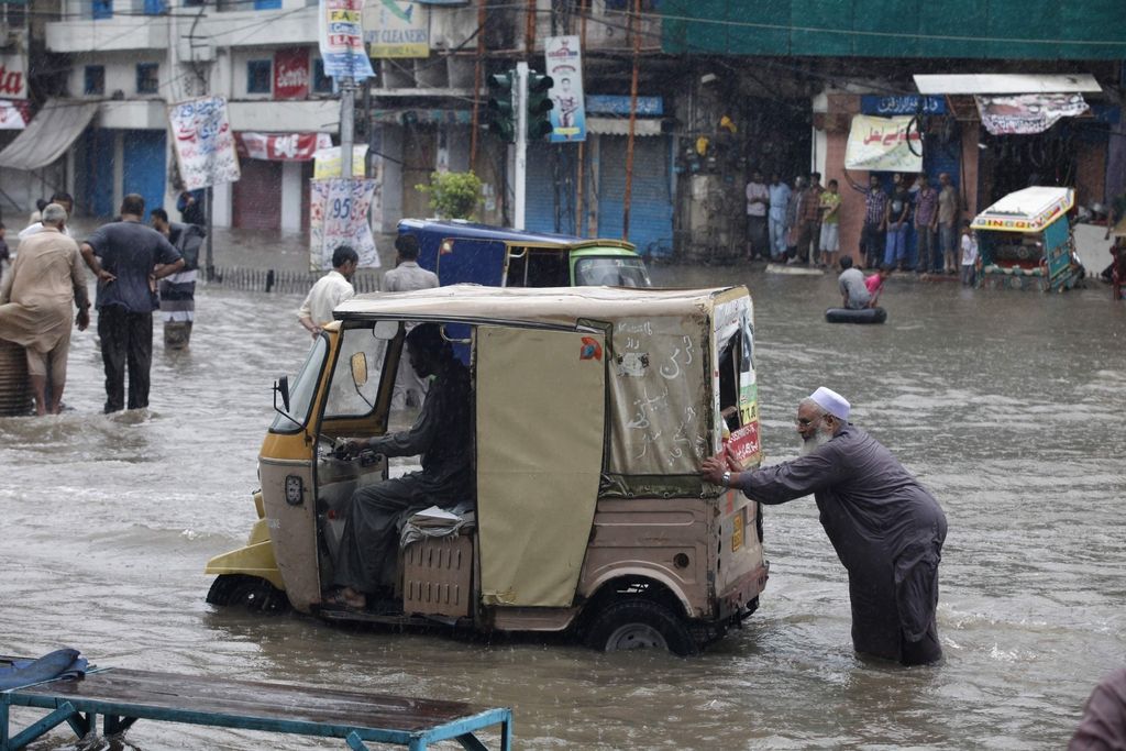 Monsunsko deževje v Pakistanu zahtevalo več deset žrtev