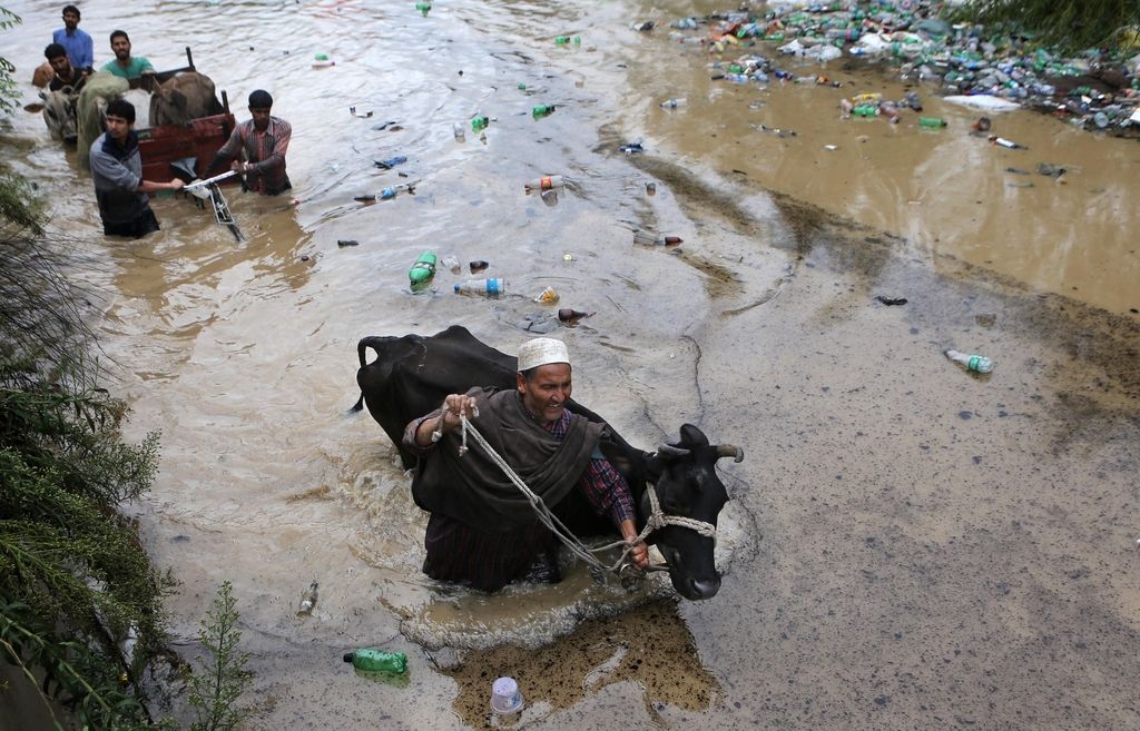 V poplavah v Indiji, Pakistanu in na Kitajskem umrlo 250 ljudi