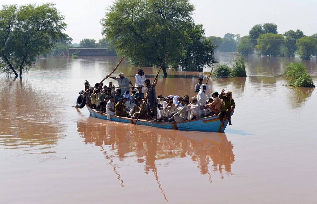 Žrtev poplav v Indiji in Pakistanu več kot 350