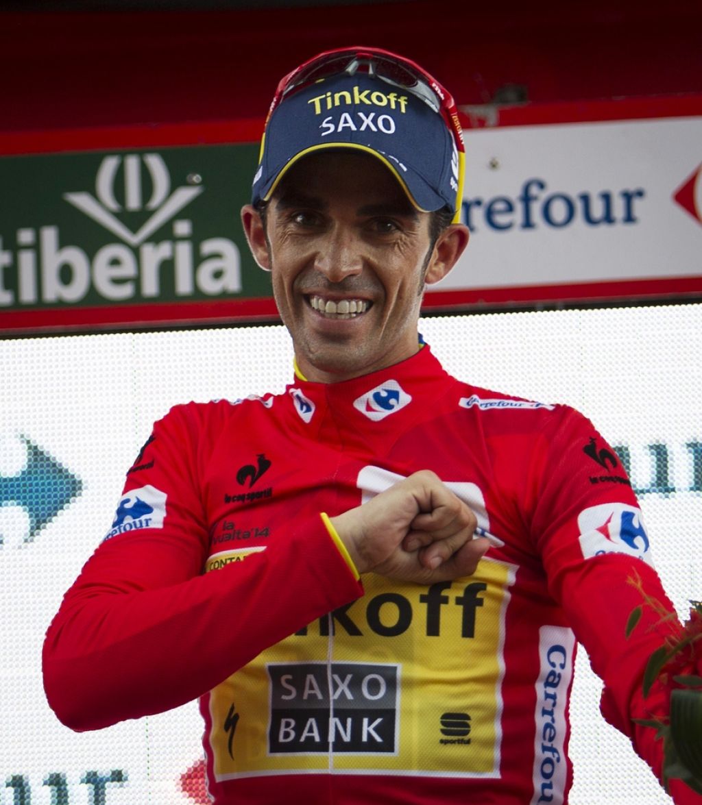 Alberto Contador z eno nogo že na vrhu odra