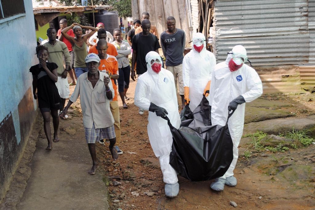 Ebola vzela že 2400 življenj