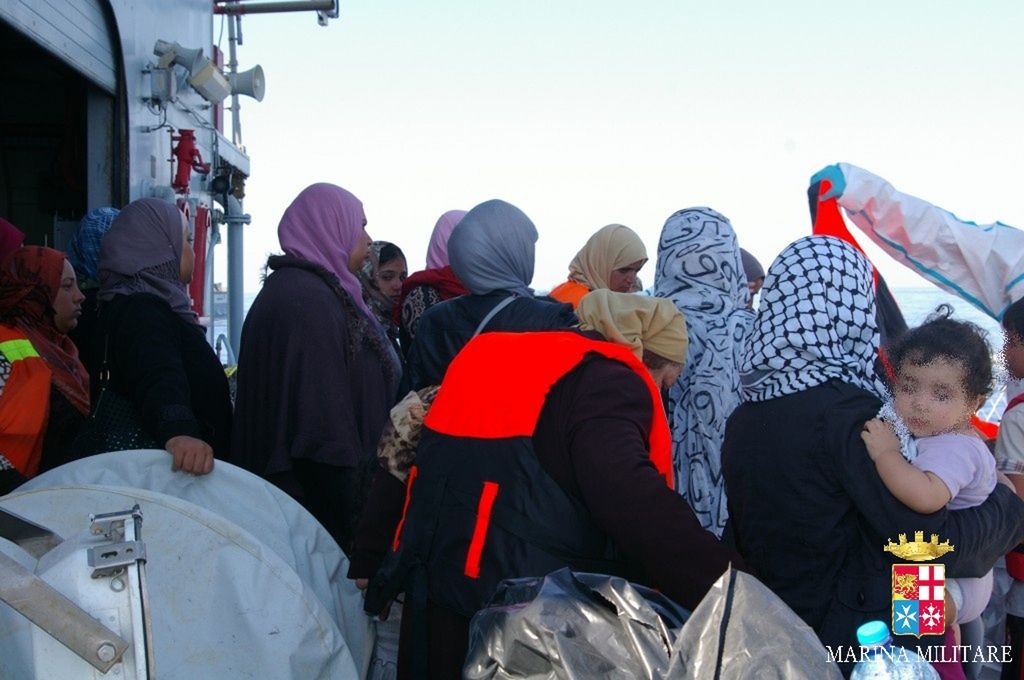 Nedaleč od libijske obale izginilo več deset ljudi