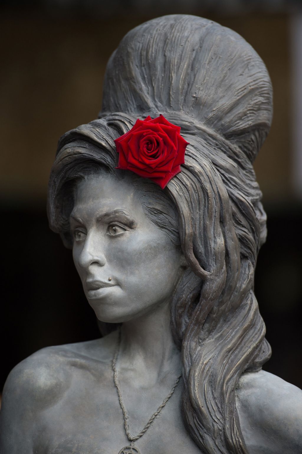 V Londonu odkrili spomenik Amy Winehouse