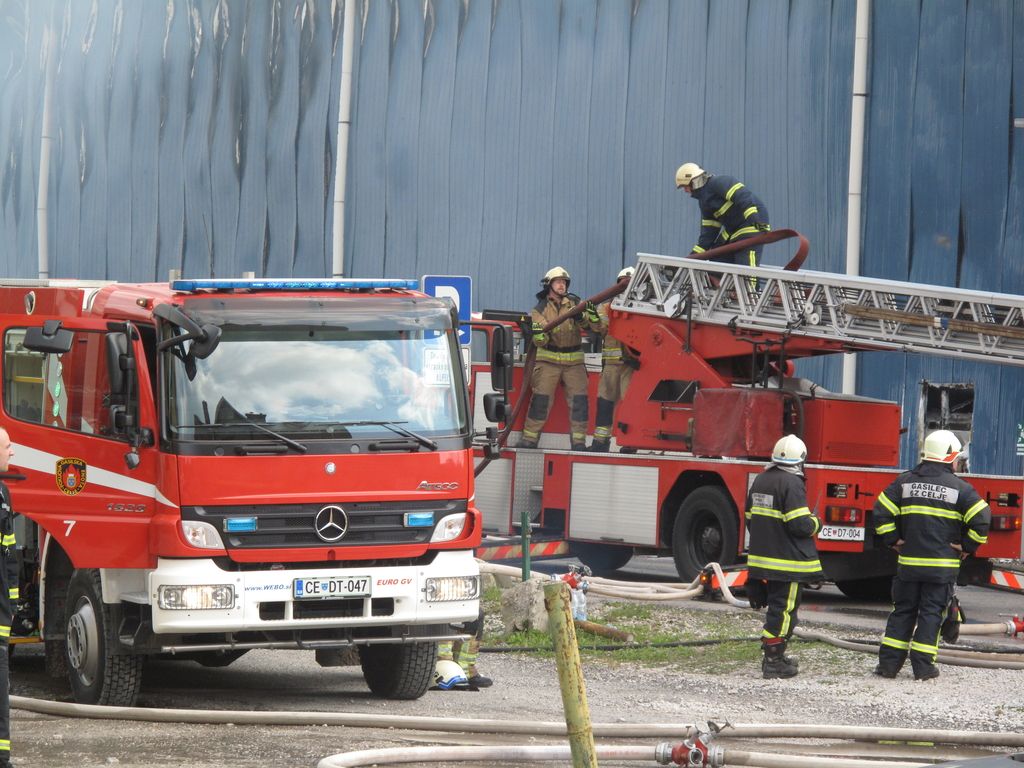 V požaru skladišča Alpeksa za več kot milijon škode