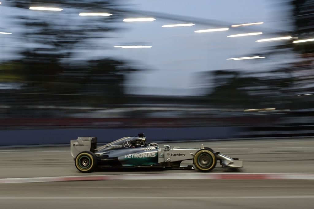 Hamilton za sedem tisočink pred Rosbergom