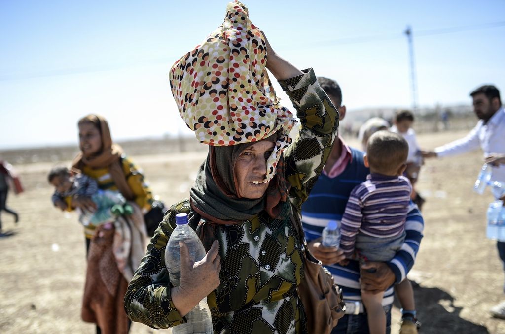Tisoče Kurdov iz Sirije beži v Turčijo
