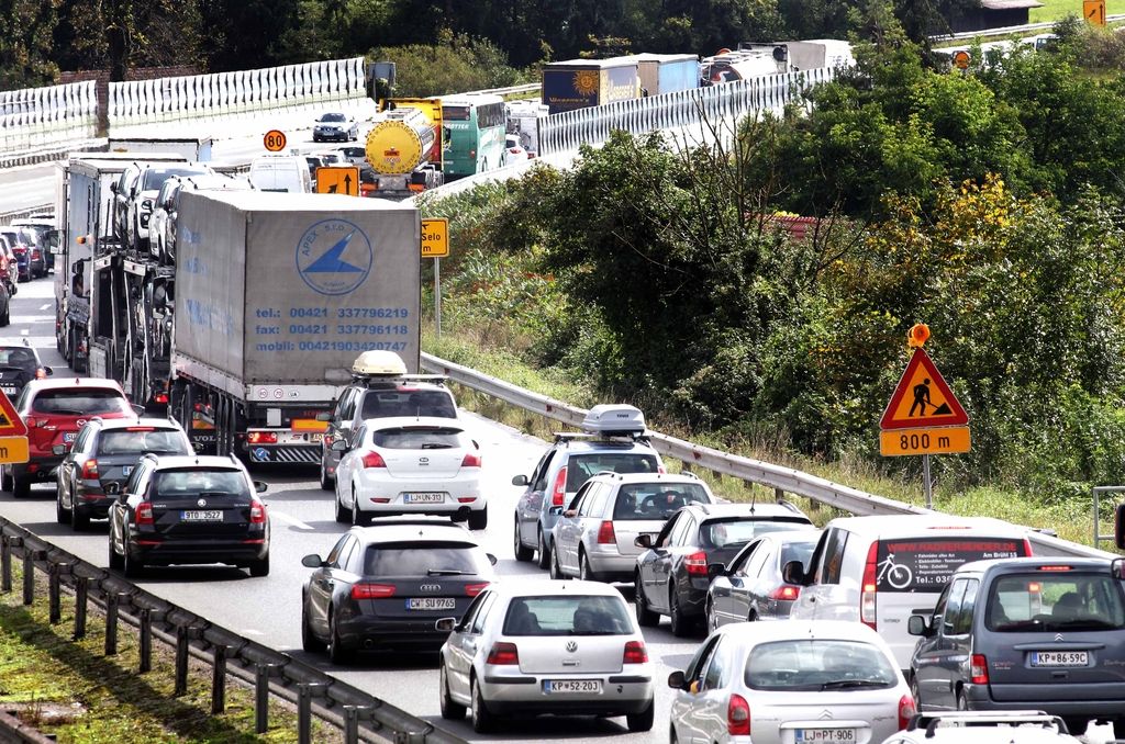 Zaprt del primorske avtoceste proti Ljubljani