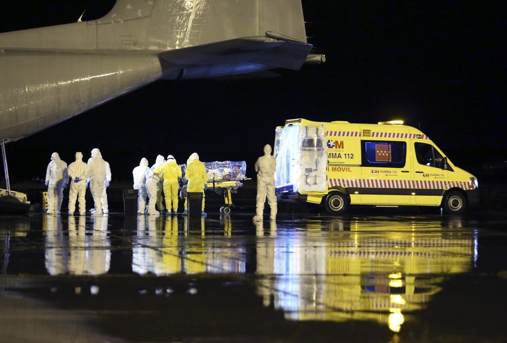 Velika Britanija bo preverjala potnike iz držav z ebolo, domnevna okužba tudi v Makedoniji