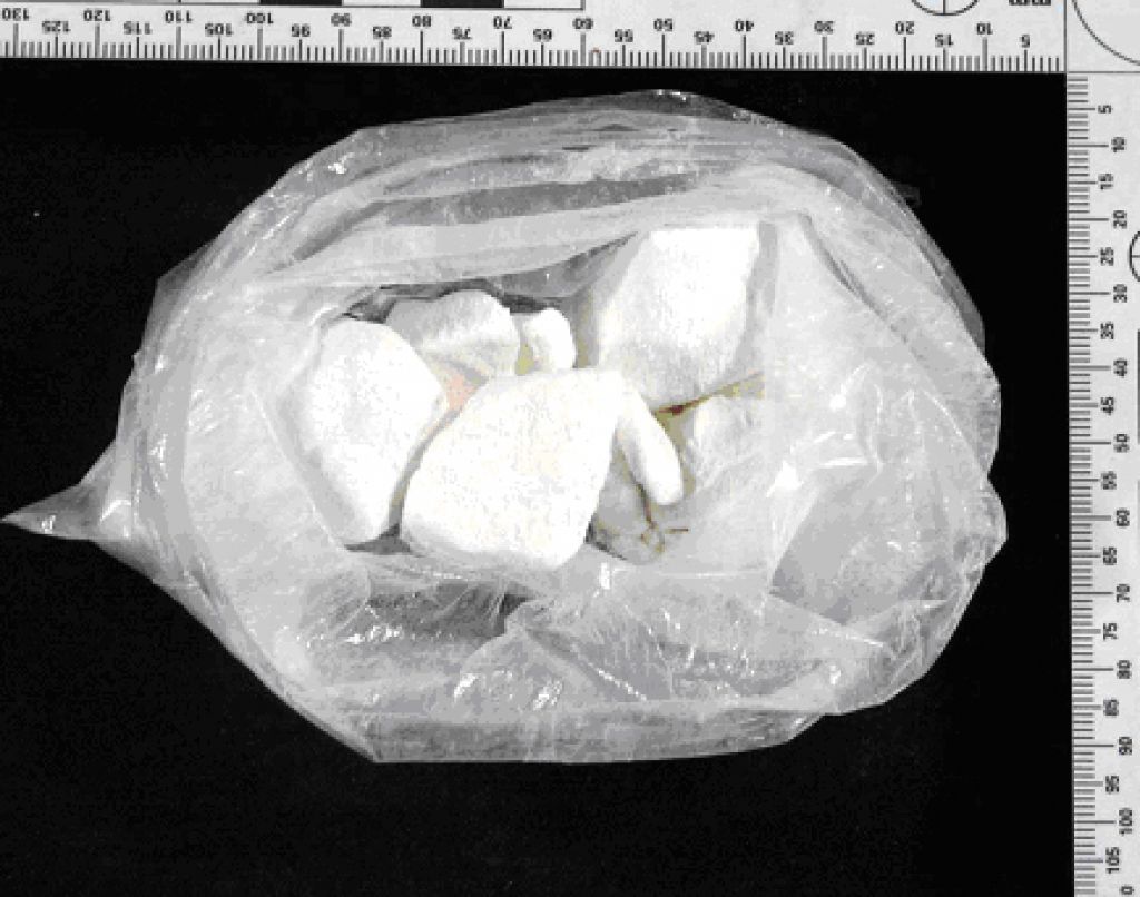 Osem kilogramov kokaina je bilo skrito v strehi avtomobila