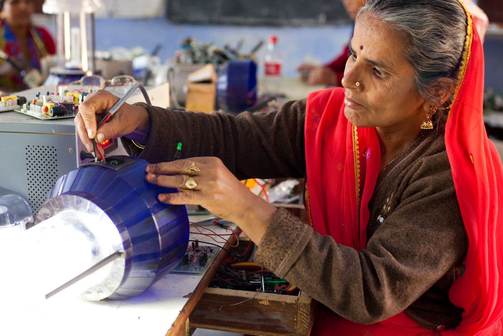 Babice – prinašalke luči in pospeševalke indijske elektrifikacije