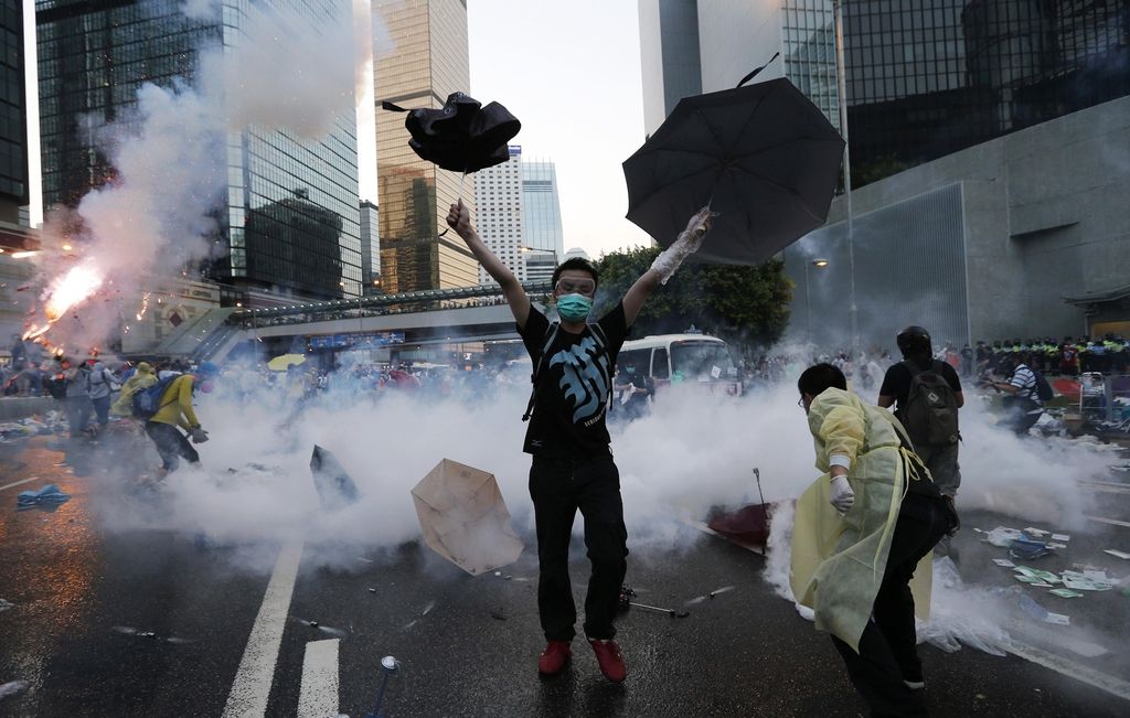 Policija nad protestnike v Hongkongu tudi s solzivcem
