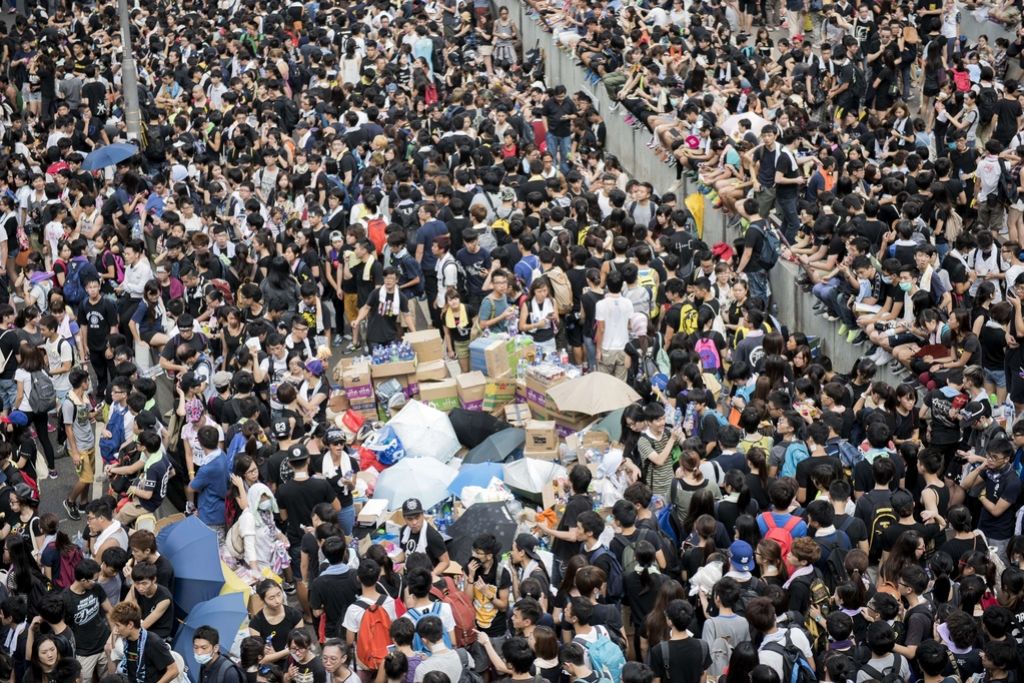 Tisoči vztrajajo na ulicah Hongkonga
