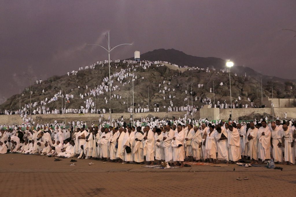 Muslimanski romarji danes molijo na gori Arafat