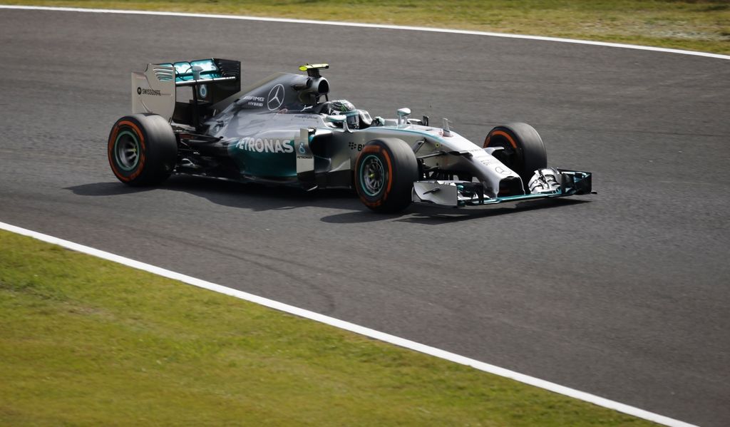F1: Mercedesa najhitrejša na prvih treningih Suzuke