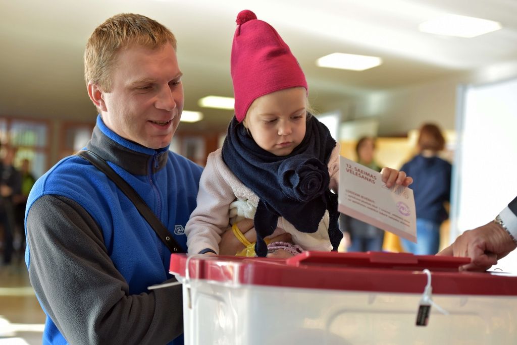 Latvija: po vzporednih volitvah slavila desnosredinska vladna koalicija