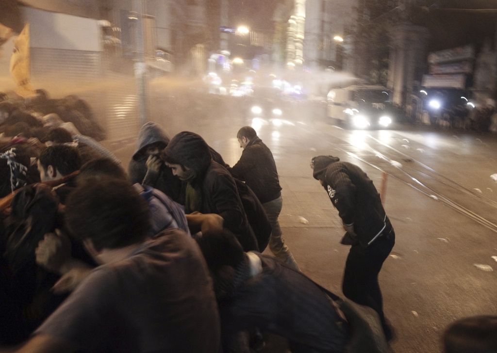 V prokurdski protestih v Turčiji umrlo 14 ljudi