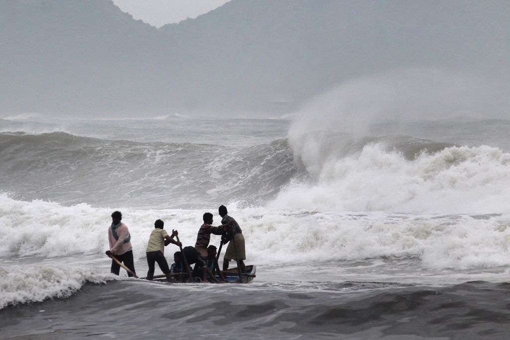 Ciklon Hudhud na vzhodu Indije za seboj pustil razdejanje