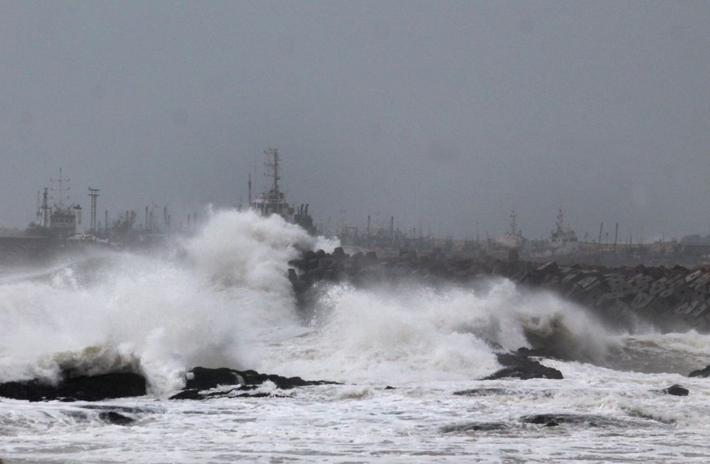 Ciklon Hudhud pustoši po vzhodni obali Indije