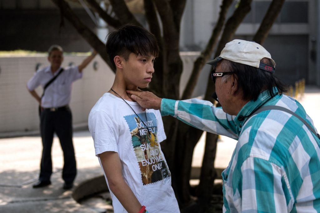 Nad protestnike v Hongkongu zamaskirani moški