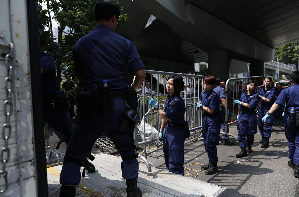 Policija odstranjuje barikade protestnikov v Hongkongu