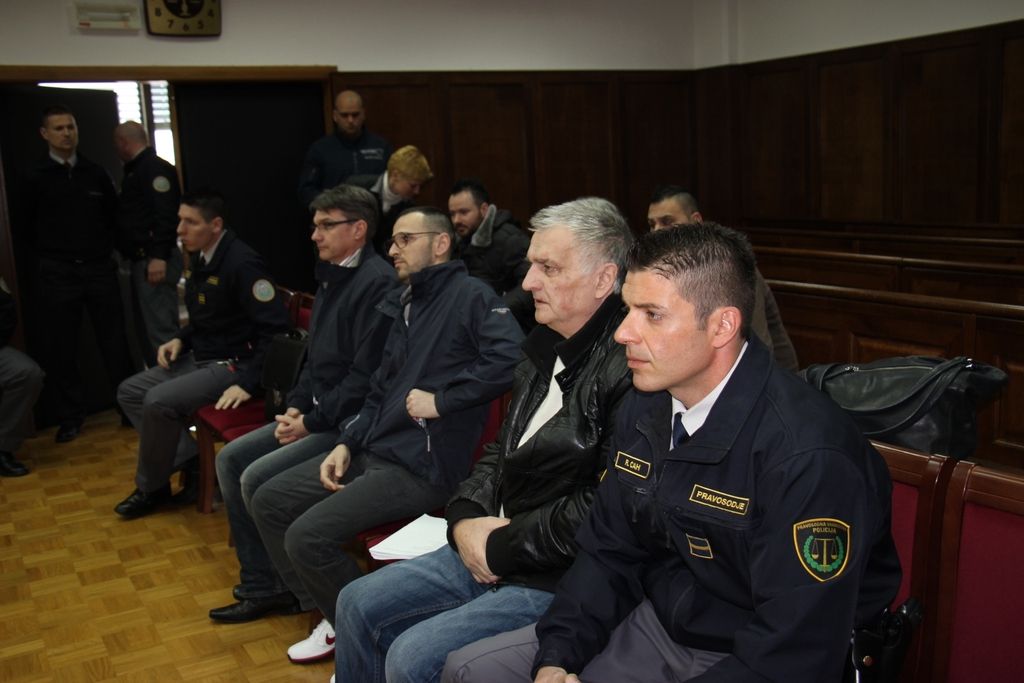 Obsojena umora v Čežarjih zahtevata razveljavitev obsodilne sodbe