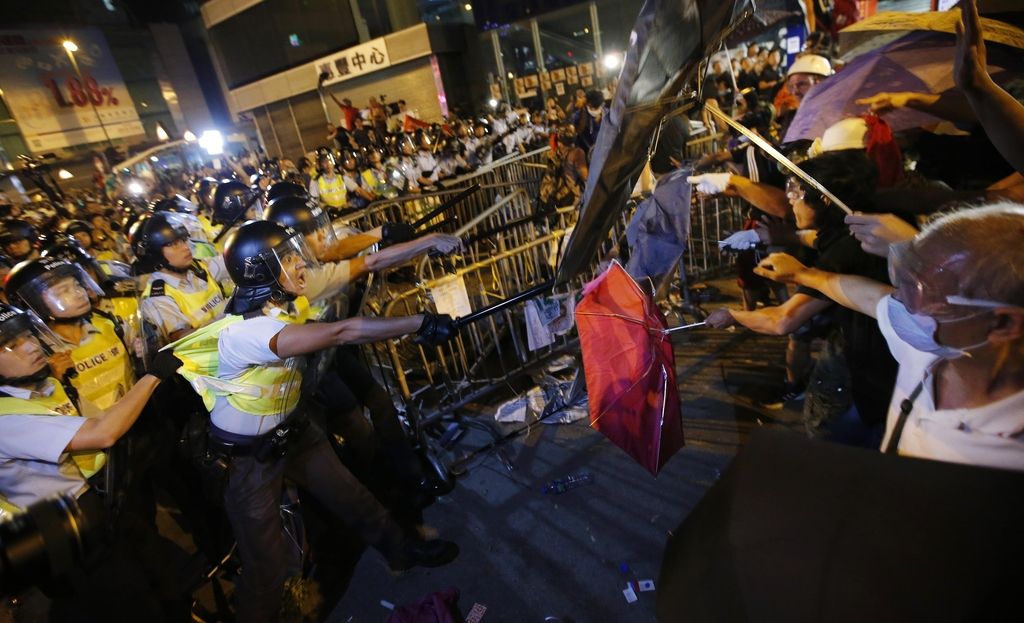 V Hongkongu znova spopadi med policijo in protestniki