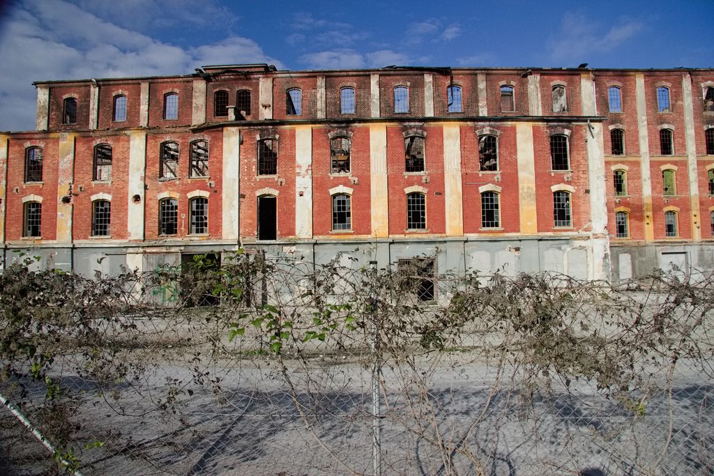 Mestna občina Celje začela rušiti Rakuschev mlin