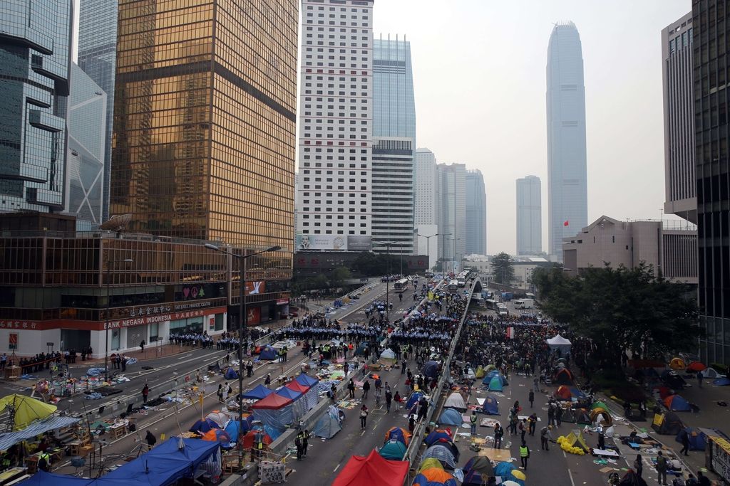 Hongkonška policija začela čistiti glavno prizorišče protestov