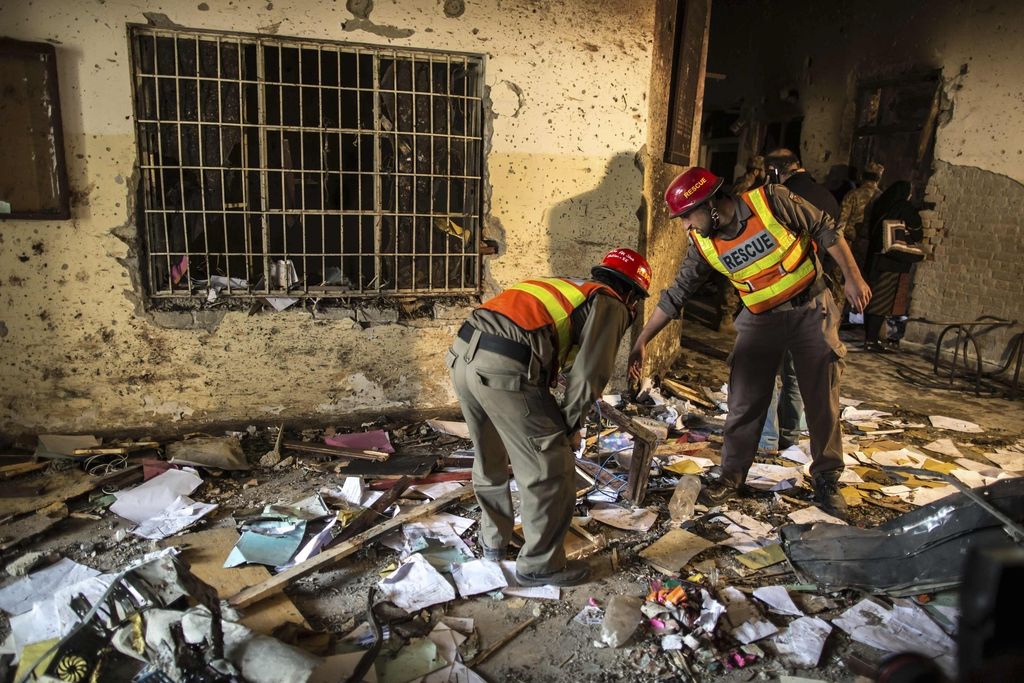 V eksploziji bombe v pakistanski mošeji več deset mrtvih