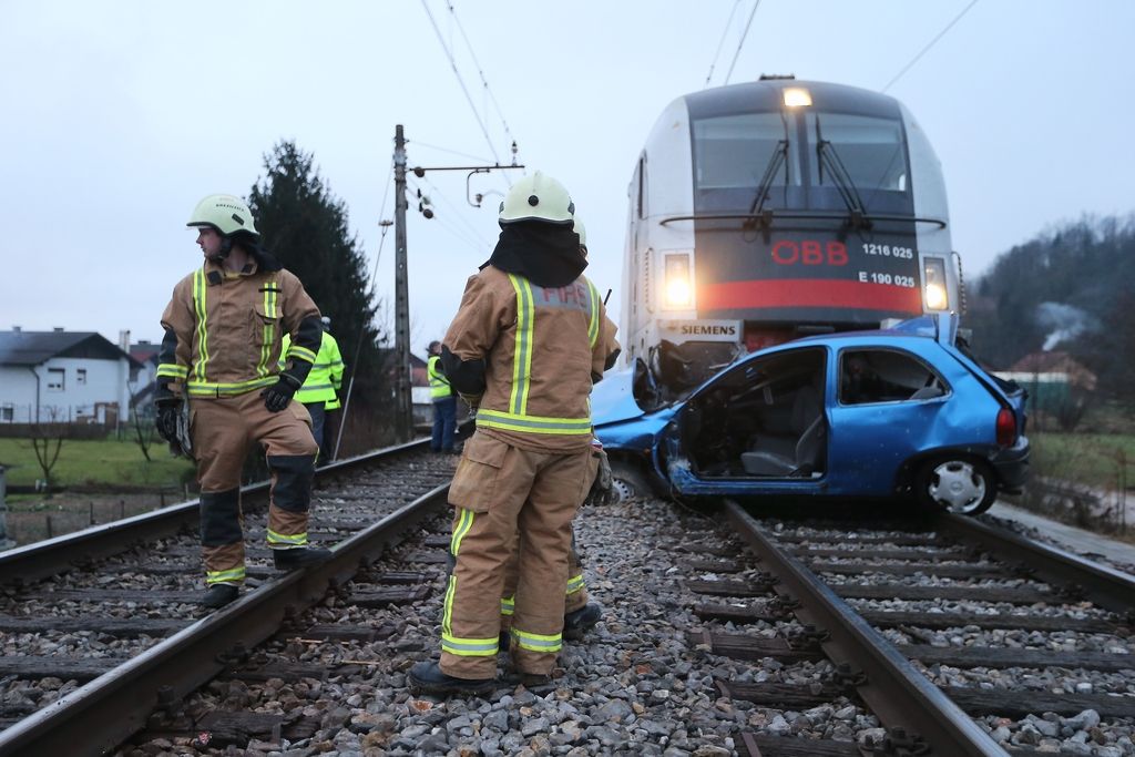 Ena oseba poškodovana v železniški nesreči
